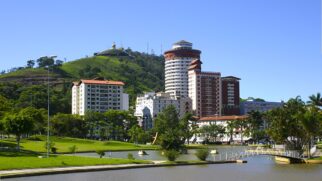 Em Águas de Lindóia há o Balneário Municipal e a Praça Adhemar de Barros