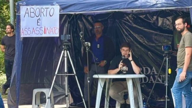 Pavanato montou um estande na Praça do Relógio, no campus da USP, com uma faixa contendo a frase "aborto é assassinato"