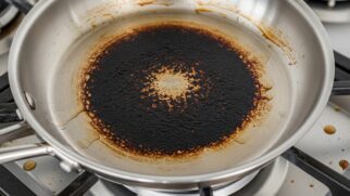 Um erro frequente é jogar água fria na peça ainda quente; o choque térmico pode empenar ou até rachar o utensílio, especialmente se for de cerâmica