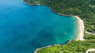 Com mais de 40 praias e áreas de Mata Atlântica protegidas, Ilhabela reúne cenários que atraem turistas ao longo de todo o ano.