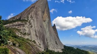 Grande ícone turístico da região é a localidade de Pedra Azul, com uma formação rochosa de granito com 1.882 metros de altura