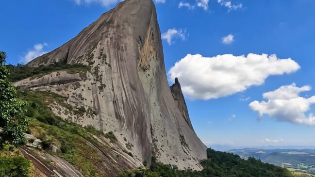 Grande ícone turístico da região é a localidade de Pedra Azul, com uma formação rochosa de granito com 1.882 metros de altura