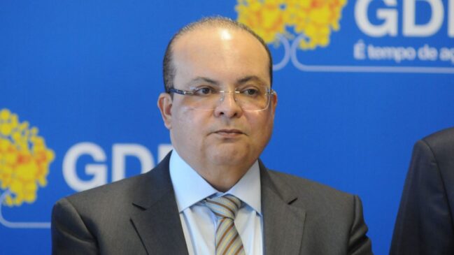 Ibaneis Rocha em pose sóbria na CLDF, simbolizando o momento de sua renúncia e os desafios enfrentados em 2026