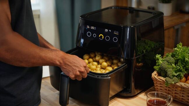 O forno multifuncional é um equipamento 2 em 1 (ou até 3 em 1) que combina as funções de micro-ondas, forno elétrico e grill.