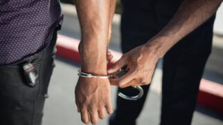 Mesmo condenado à prisão até 18 de setembro de 2189, o Poder Judiciário determina um período máximo de 30 anos de prisão no Brasil para criminosos condenados até 23 de janeiro de 2020