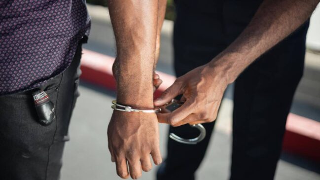 Mesmo condenado à prisão até 18 de setembro de 2189, o Poder Judiciário determina um período máximo de 30 anos de prisão no Brasil para criminosos condenados até 23 de janeiro de 2020