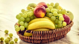 Saiba quais frutas comer 30 minutos antes de dormir para saciar a fome noturna sem pesar no estômago e ainda favorecer a qualidade do sono.