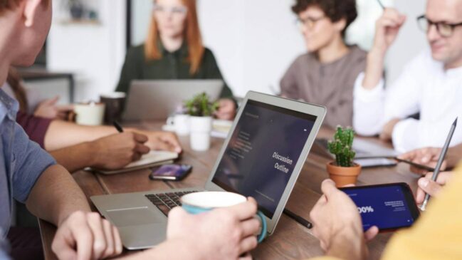 Imagens de reunião e networking ajudam a comunicar uma ideia central do LinkedIn: visibilidade profissional também passa por conexões (Foto: Pexels)