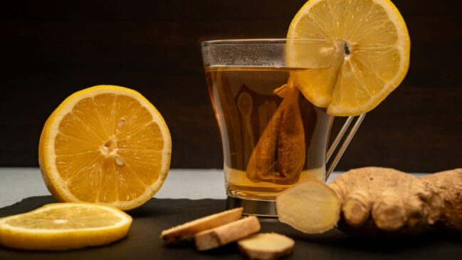 Chá verde, café coado, cúrcuma e frutas ricas em antioxidantes formam uma lista prática para variar a primeira refeição do dia com sabor e bons compostos naturais.