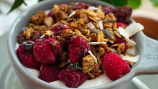 Bowl de iogurte proteico com frutas vermelhas é opção prática e nutritiva para antes ou depois do treino.