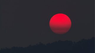 O alinhamento entre Sol, Terra e Lua explica a coloração intensa observada no céu