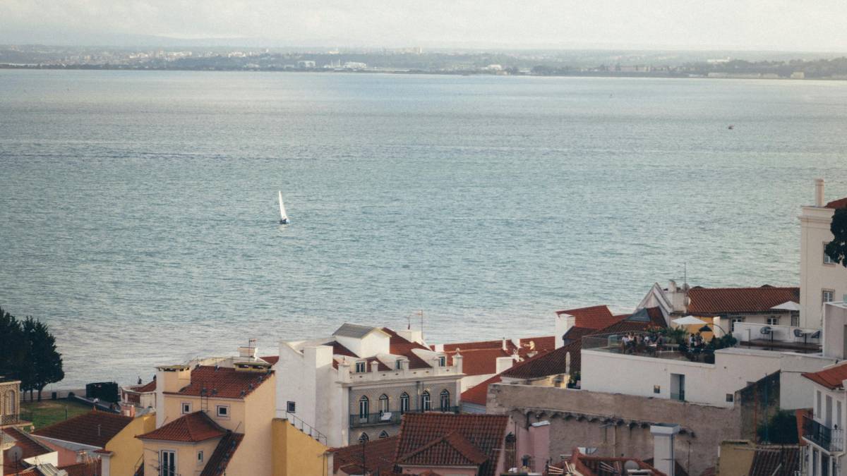 A vista charmosa de Lisboa ajuda a explicar o apelo internacional da cidade, hoje no centro do debate sobre moradia e valorização (Foto: Freepik
