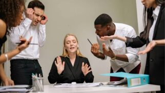 Sem aplicativos ou grandes mudanças na rotina, a técnica aposta em cinco minutos de atenção plena para aliviar a pressão do dia a dia