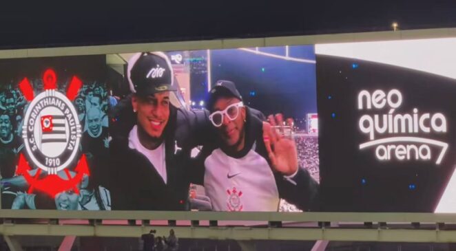 Spike Lee assistiu ao jogo acompanhado do rapper brasileiro Veigh