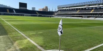 Sesc leva famílias para conhecer gramado da Vila Belmiro e história de Pelé