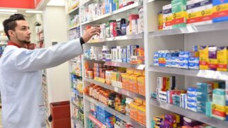 A presença obrigatória do farmacêutico durante todo o horário de funcionamento é um dos pilares da Lei 15.357/2026 para as novas unidades em grandes varejistas.