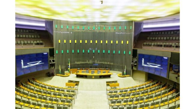 Manutenção dos 513 deputados federais e da estrutura do Plenário custa mais de R$ 1,8 bilhão por ano aos cofres públicos