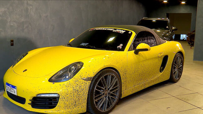 Produto atingiu cerca de 12 veículos estacionados, entre eles uma Porsche avaliada em aproximadamente R$ 400 mil