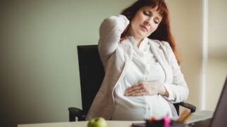 Postura, exercícios leves e apoio adequado ao dormir ajudam a diminuir a dor lombar comum entre gestantes