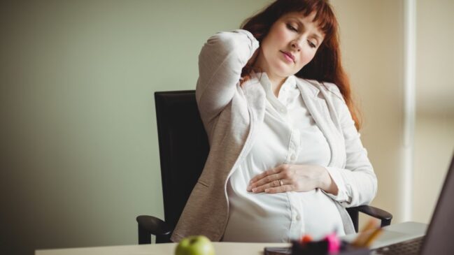 Postura, exercícios leves e apoio adequado ao dormir ajudam a diminuir a dor lombar comum entre gestantes