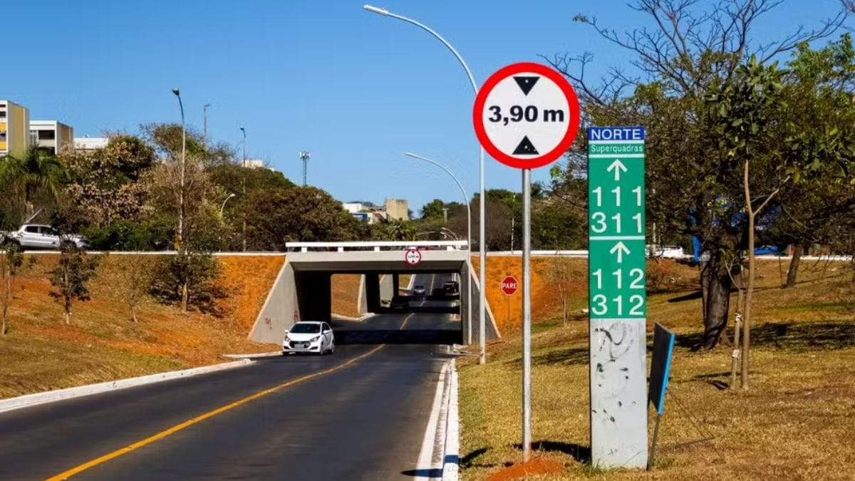 Placa de sinalização oficial na entrada de uma superquadra (SQS/SQN), detalhando o bloco e os números, desmistificando o famoso caso do "Sapo Queijo Nada". Renato Alves/Agência Brasília