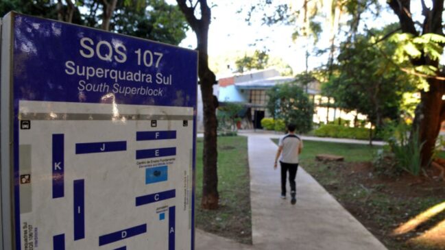 Placa de sinalização oficial na entrada de uma superquadra (SQS/SQN) detalha o bloco e os números