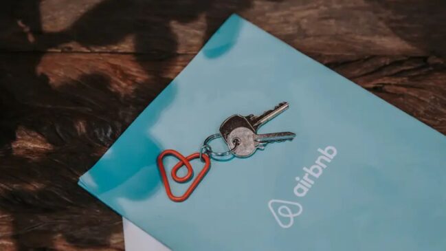 Erros no cálculo do imposto devido sobre o lucro imobiliário no Airbnb podem gerar pesadas multas da Receita Federal. A orientação é usar o Carnê-Leão e monitorar o extrato bancário.