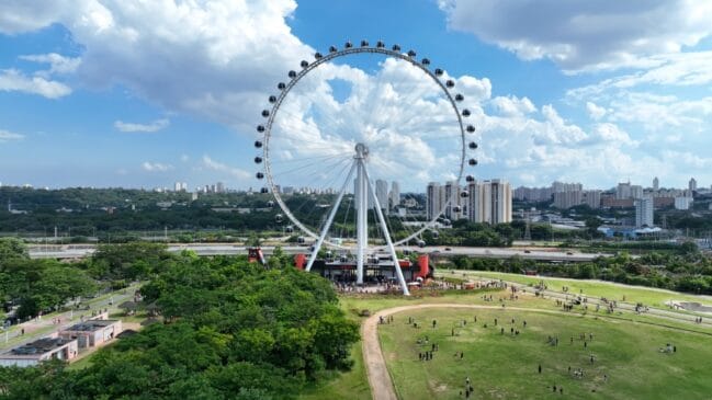 Roda gigante comparada à London Eye é uma das atrações do bairro