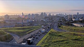 Excesso de veículos, somado a pontos estratégicos de obras de modernização, tem elevado o tempo de deslocamento em quase todas as rodovias