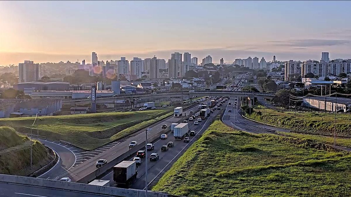Excesso de veículos, somado a pontos estratégicos de obras de modernização, tem elevado o tempo de deslocamento em quase todas as rodovias
