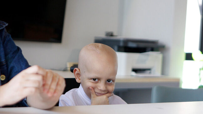 Samuel, de 6 anos, enfrenta um tratamento longo contra o câncer