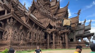 Em Pattaya, o Santuário da Verdade chama atenção pela escala, pelo trabalho artesanal e pela proposta reflexiva