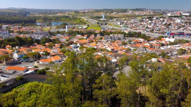 A cerca de 60 km da capital, Jundiaí combina bons indicadores sociais, mercado de trabalho aquecido e infraestrutura robusta para atrair famílias e profissionais.