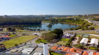A cerca de 60 km da capital, Jundiaí combina bons indicadores sociais, mercado de trabalho aquecido e infraestrutura robusta para atrair famílias e profissionais.