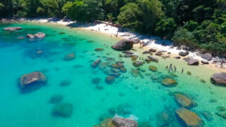 Mais do que um cenário paradisíaco, a Ilha Anchieta oferece uma experiência que une memória, natureza e descoberta em Ubatuba