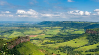 A cidade está inserida na Serra de Itaqueri, área conhecida por paisagens naturais, morros, cachoeiras e turismo ao ar livre.