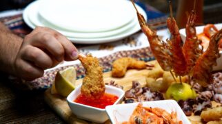 A prevenção é a ferramenta mais eficaz contra a intoxicação alimentar. Adotar uma postura crítica e observadora ao escolher onde e o que comer na praia pode reduzir significativamente os riscos