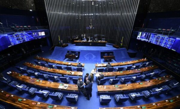 Cada senador tem direito a um veículo de luxo com motorista à disposição em Brasília/Edilson Rodrigues/Agência Brasil