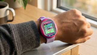 Chamada de Tamagotchi Uni, nova geração abandona o formato isolado de antigamente para se aproximar de um smartwatch infantil (ilustração)