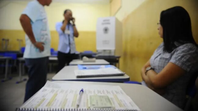 Mesários voluntários em 2026 terão direito a auxílio de R$ 65 e folga em dobro por dia trabalhado.