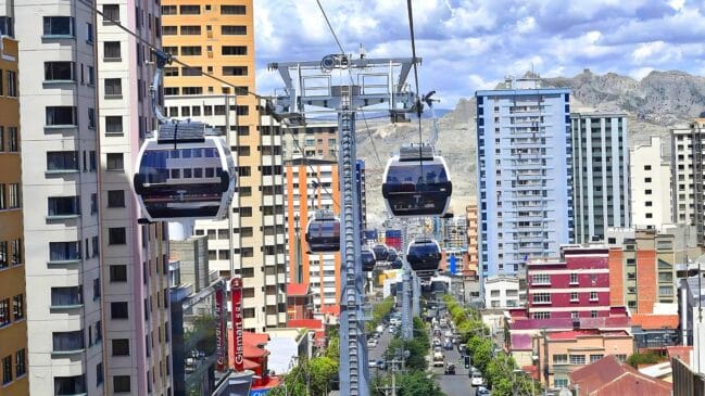 O sistema tem 31,6 quilômetros de comprimento e é dividido em 10 linhas diferentes