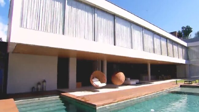 Localizado em um condomínio de luxo, o imóvel tem quatro suítes e impressiona pela infraestrutura completa