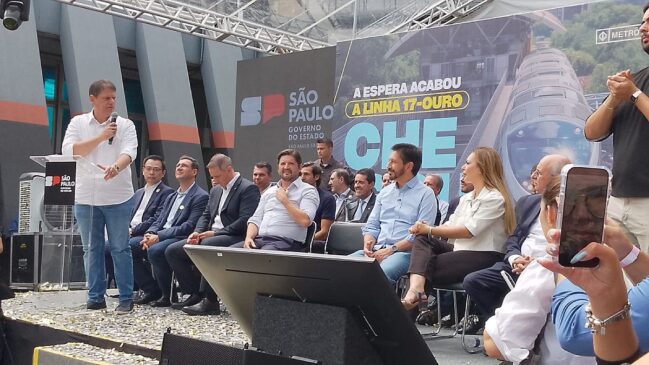 Prefeito ainda citou que Fuleco, mascote da copa realizada no Brasil, pode ver a entrega da linha
