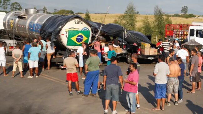 Ameaça de paralisação dos caminhoneiros em 2026 acende alertas para falta de combustível, alta nos alimentos e caos no transporte.