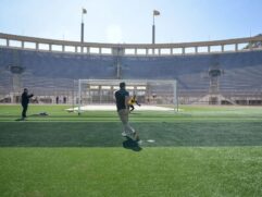 Tour do Paca no Pacaembu permite pisar no gramado e bater pênalti na arena