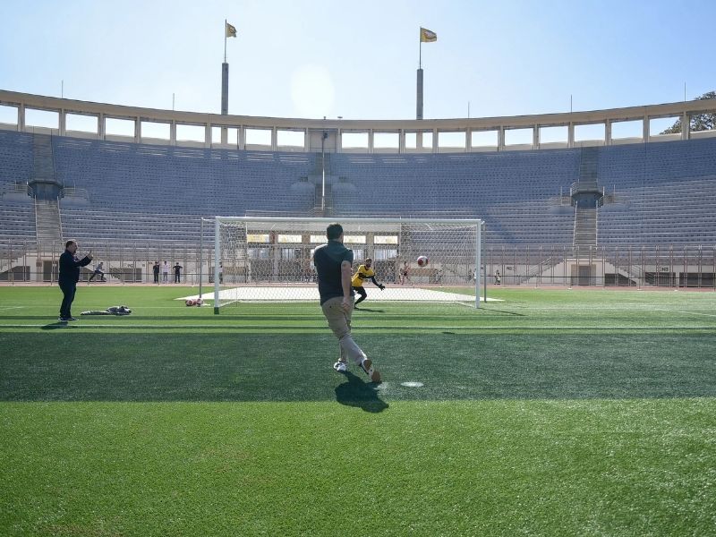 Tour do Paca no Pacaembu permite pisar no gramado e bater pênalti na arena