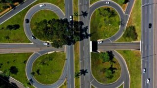 Brasília sem semáforos: entenda como as "tesourinhas" substituem sinais, garantem fluxo no Eixão e confundem motoristas que visitam a capital