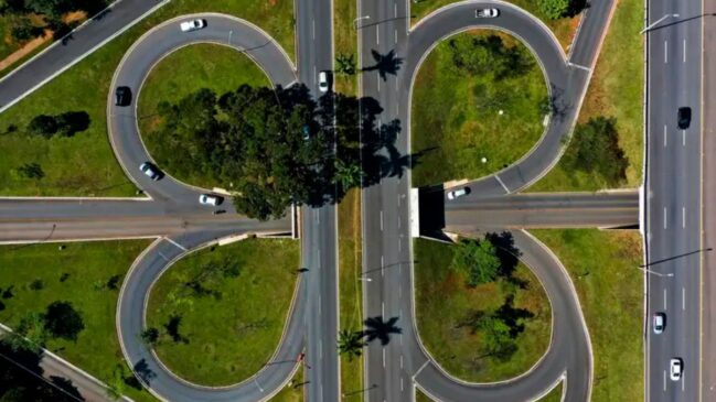 Brasília sem semáforos: entenda como as "tesourinhas" substituem sinais, garantem fluxo no Eixão e confundem motoristas que visitam a capital