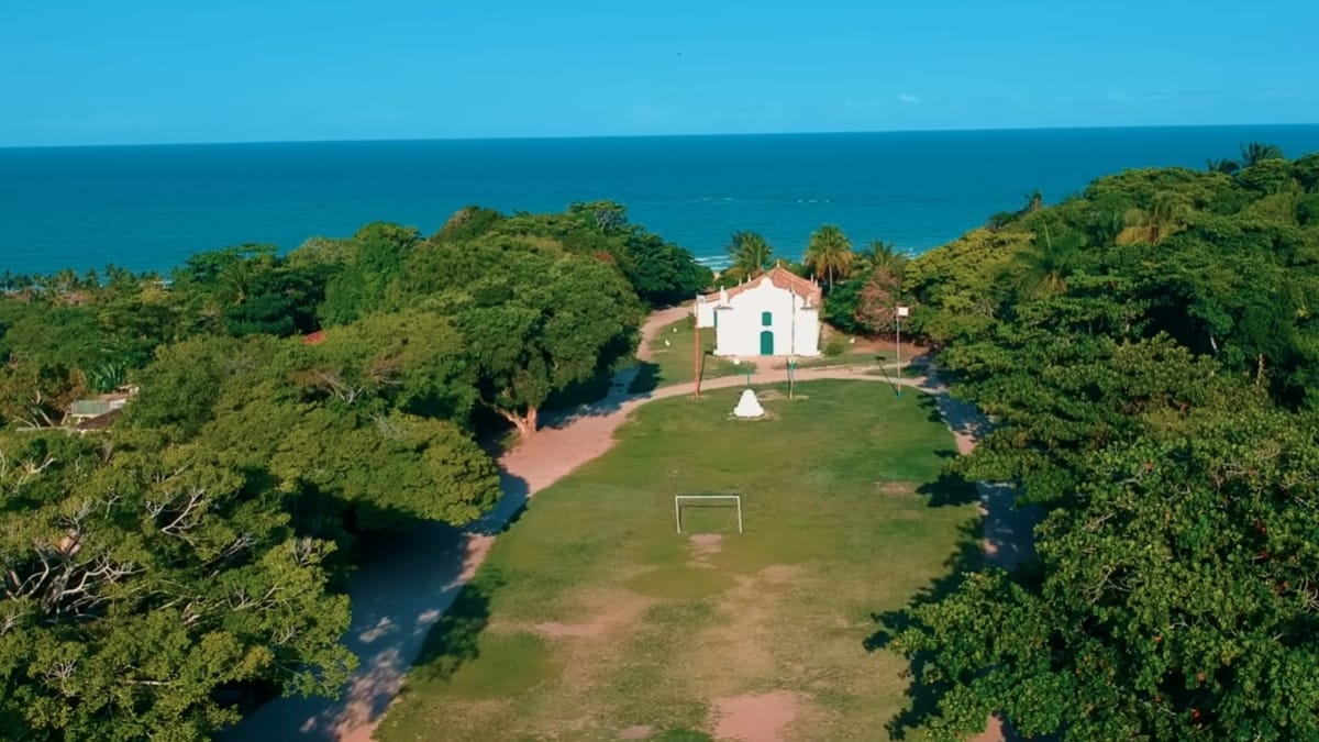 Conhecida como "Paraíso Boêmio", a vila oferece uma experiência que mescla o silêncio da Mata Atlântica com raízes coloniais profundas.