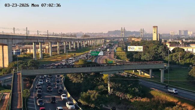 Para quem vem pela Dutra, a alternativa mais comum é desviar pela Rodovia Fernão Dias